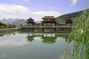 济南市历城区恭德陵园寿南山园区湖景图