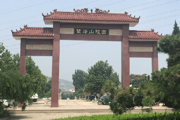 双峰山陵园大门图
