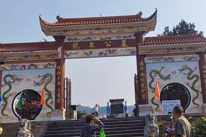 济南市商河县龙泉公墓陵园大门图